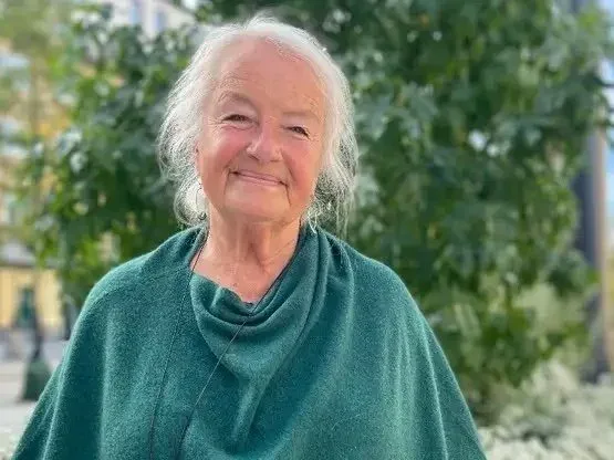 Porträtt av Agneta utomhus i grön sjal.
