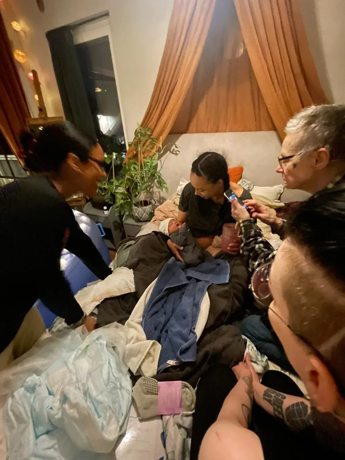 Familjen samlad runt Isa och den nyfödda dottern i sängen direkt efter födseln.